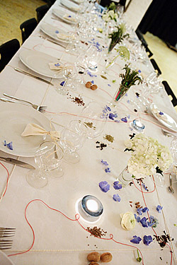 Wei&szlig; gedeckte lange Tafel mit zartblauer Dekoration