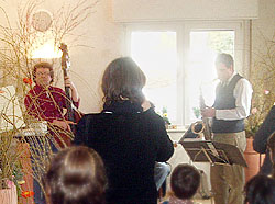 Musik bei pane e rose: Kontrabassist und Saxophonspieler werden von einer Zuh&ouml;rerin fotografiert